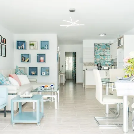 Ocean, Sun & Silence, Pool & Parking, Americas Apartment